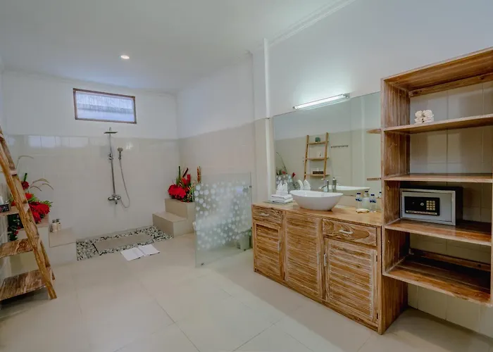 Alleira - 5 Bedroom In Centre Location Of * Seminyak