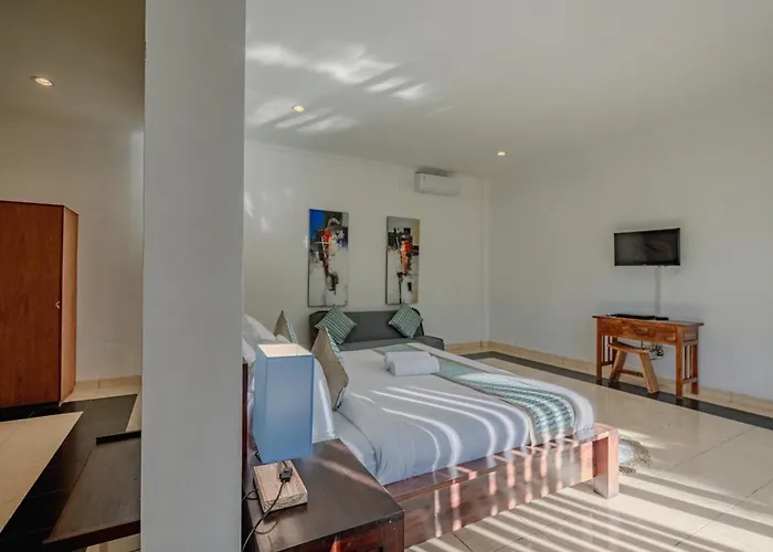 Alleira - 5 Bedroom In Centre Location Of Villa