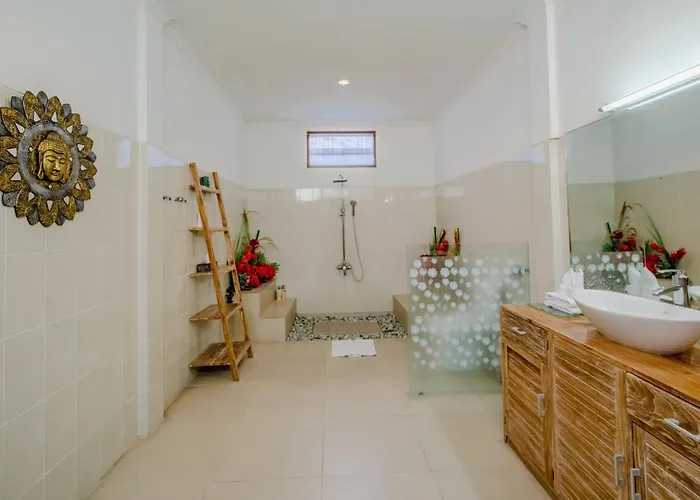 Alleira - 5 Bedroom In Centre Location Of Villa Seminyak